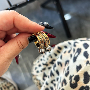 巴黎 小众设计字母C圈镶钻星球老花感满印甜酷百搭耳饰 设计师