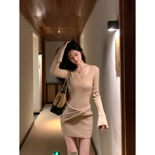 包臀短裙 针织连衣裙女2025秋冬收腰修身 Norain不下雨 V领高腰长袖
