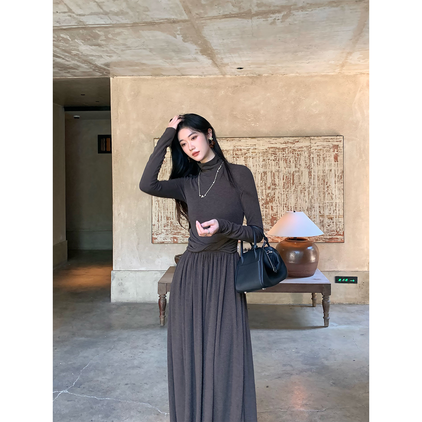 Norain不下雨 咖色高领长袖打底连衣裙女秋冬设计感显瘦收腰长裙