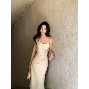 Norain不下雨 气质收腰鱼骨褶皱米色包臀裙吊带连衣裙 6折清仓