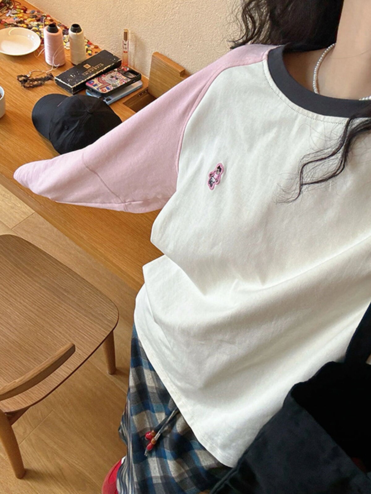 초가을 루즈한 디자인 틈새 캐주얼 다재다능한 탑 여성을 위한 미국 복고풍 곰 자수 대비 색상 긴팔 티셔츠
