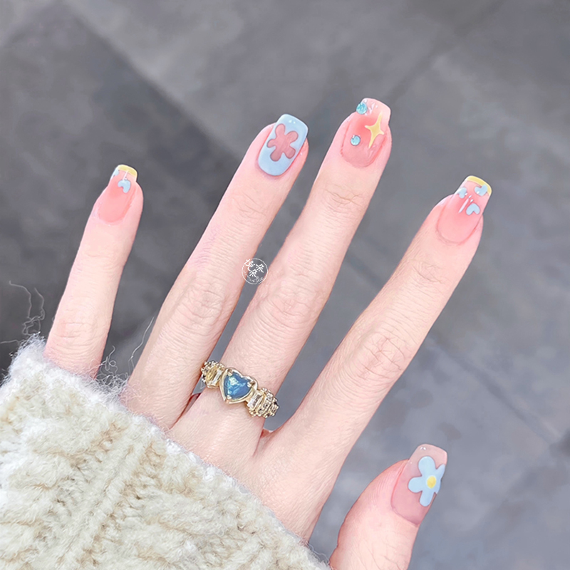 穿戴美甲花朵拼图奶蓝色可爱手绘