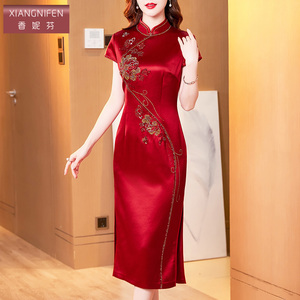 香妮芬轻奢绣花钉珠醋酸妈妈婚宴礼服连衣裙2026春新款立领旗袍装