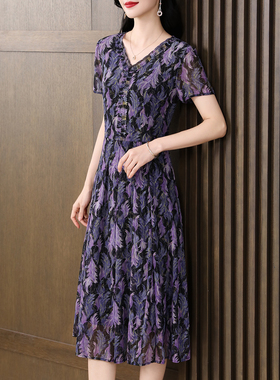 香妮芬洋气v领紫色显瘦中年妈妈减龄连衣裙2025新款夏季短袖裙子