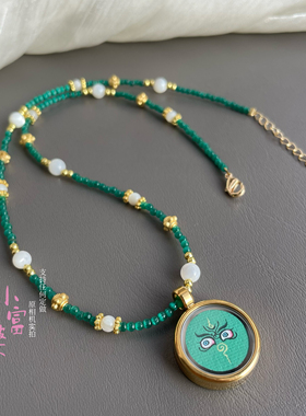 热贡唐卡小圆佛牌笑脸小眯眼绿色猫眼珠锁骨链女款高级项链米珠