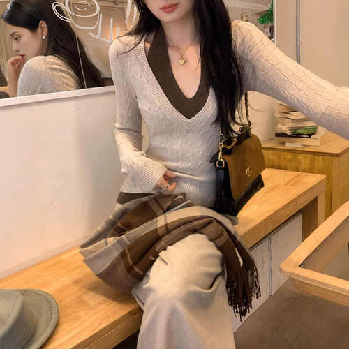 独特假两件挂脖长袖针织