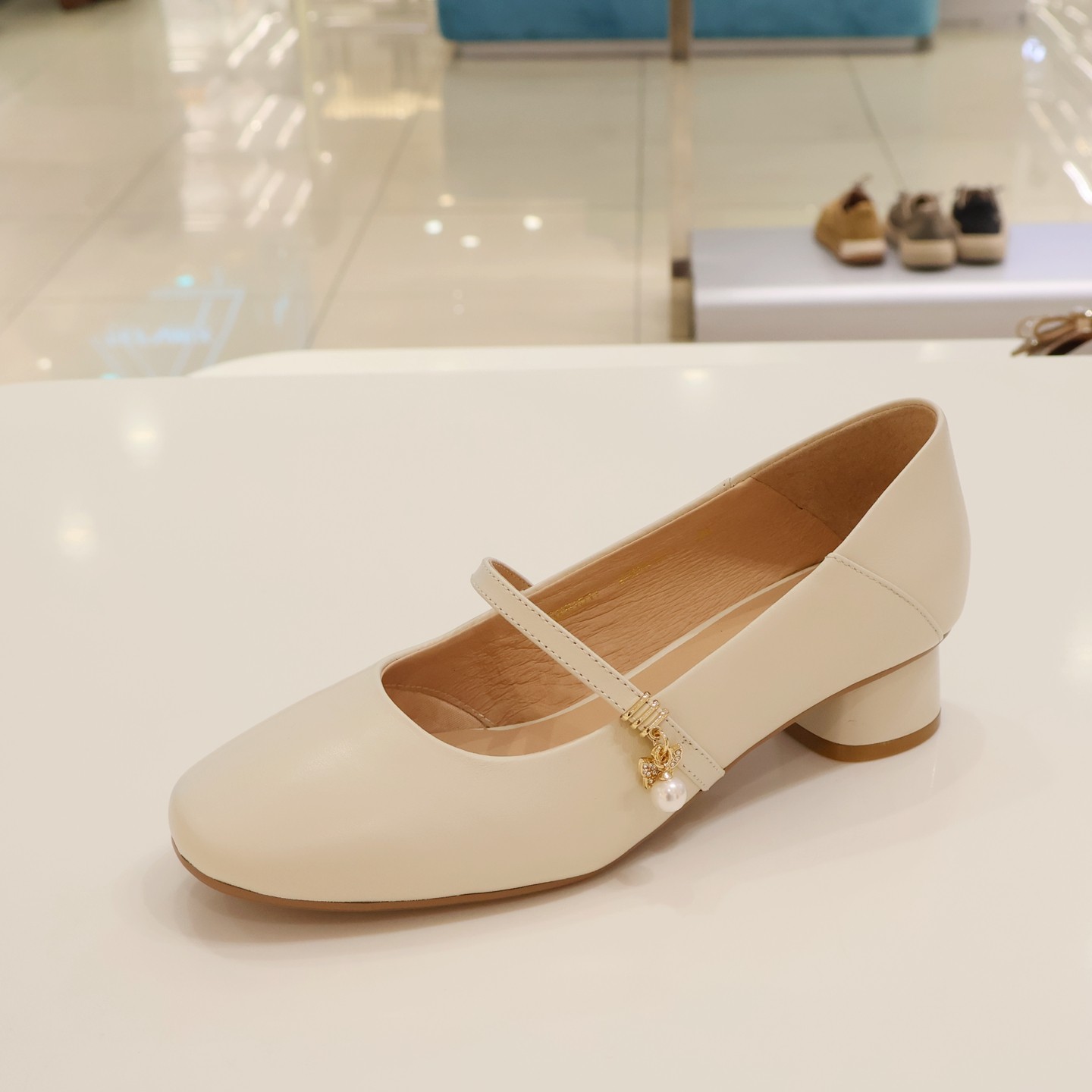 KS261511  卡迪娜女鞋 2026年春 珍珠一字带搭扣时装鞋 商场同款,女鞋,婚鞋,淘宝优惠券,粉丝福利购,淘宝优惠卷