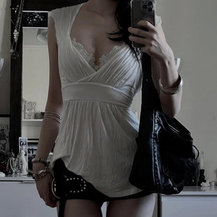 SWEETOWN姐系穿搭#性感辣妹深V蕾丝拼接上衣极简纯欲显瘦短袖T恤