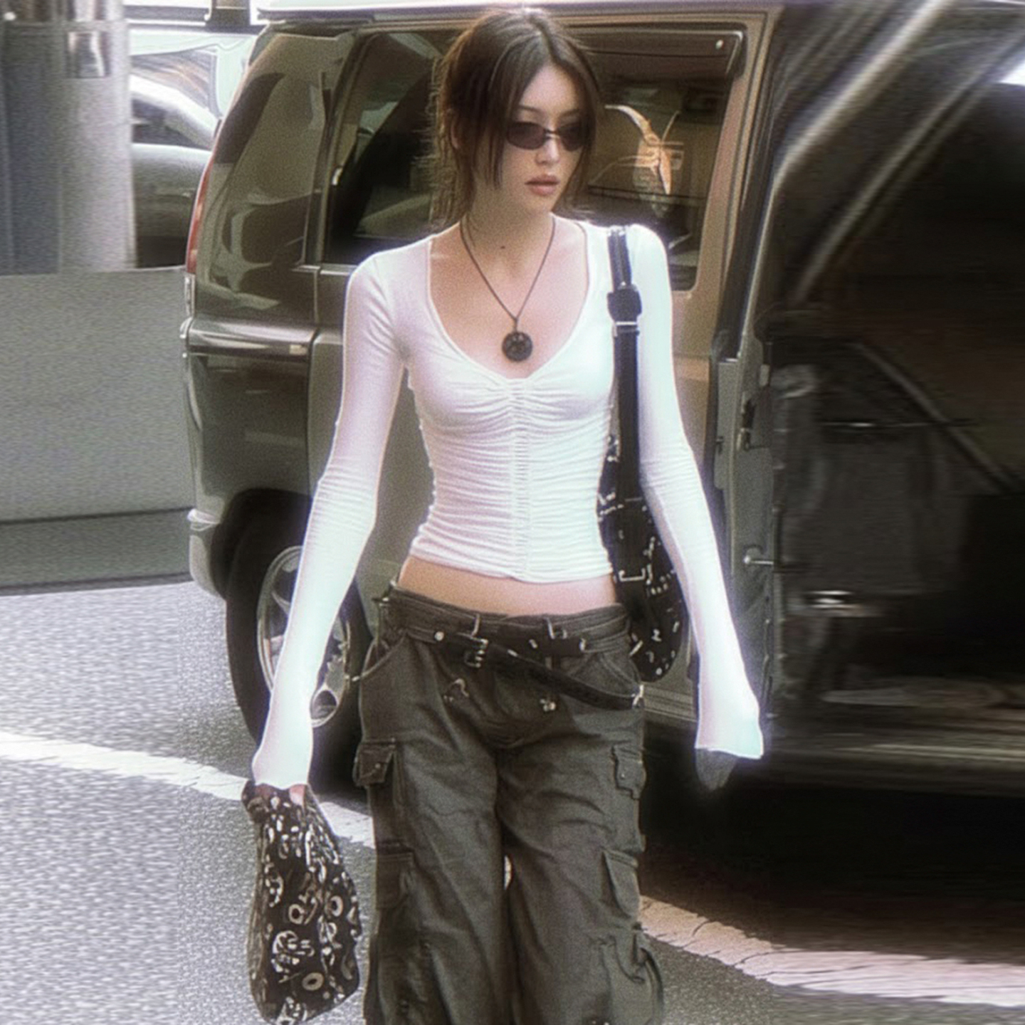 SWEETOWN街头风性感辣妹V领褶皱显瘦上衣白色修身百搭休闲长袖T恤