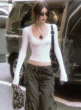 SWEETOWN街头风性感辣妹V领褶皱显瘦上衣白色修身百搭休闲长袖T恤