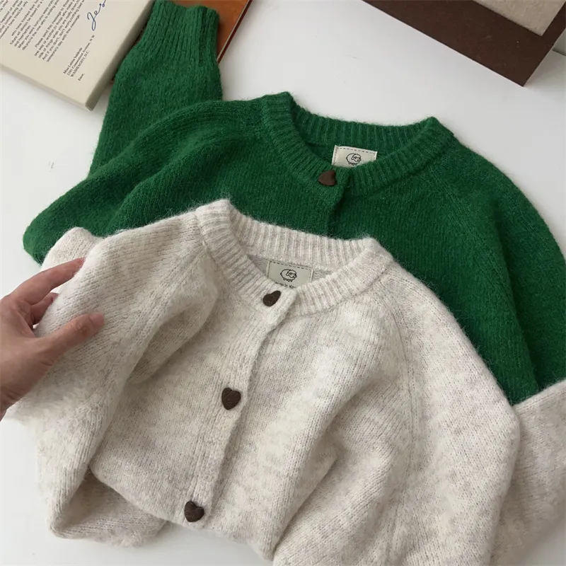 秋冬韩系简约休闲百搭圆领针织衫女翠绿色爱心纽扣圆领长袖毛衣女