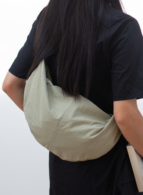 日系简约斜挎包女士饺子包宽肩带尼龙单肩包运动休闲防水月亮布包