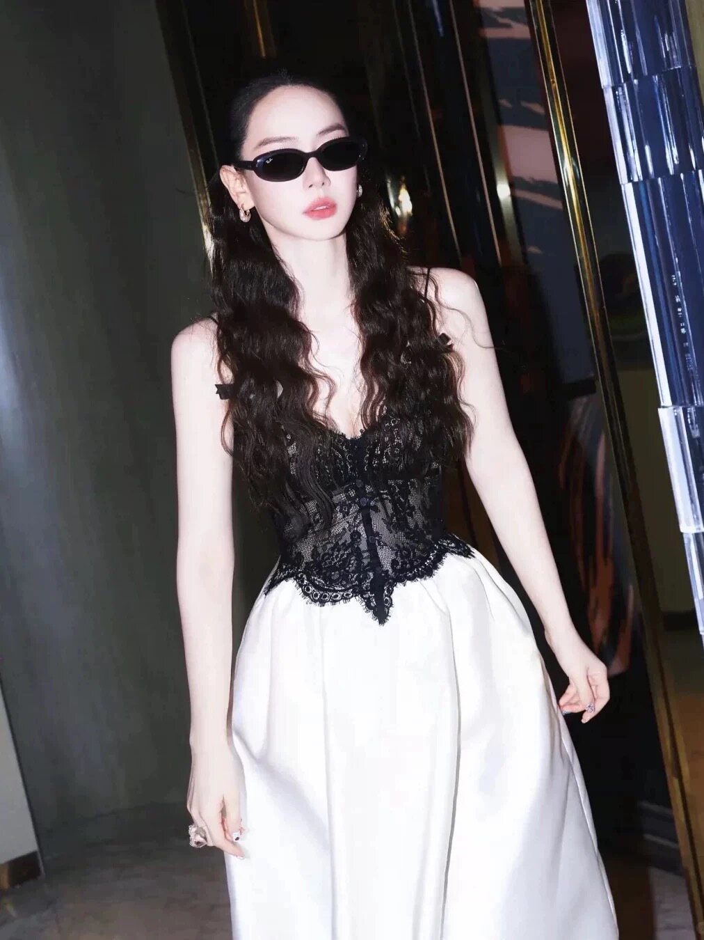 2026夏款新品气质女神范高端精致长裙法式绝美蕾丝拼接吊带连衣裙