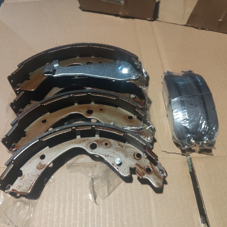 郑州日产纳瓦拉H60 p15锐琪6前后刹车片刹车皮前后鼓刹车片原配件
