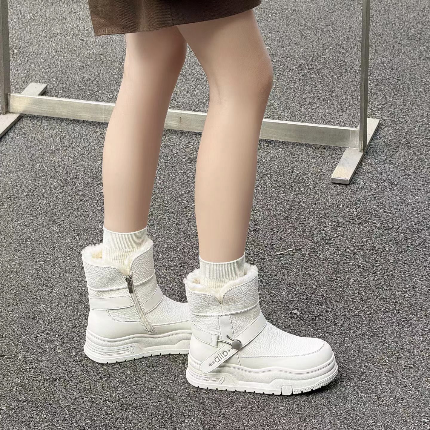 雪地靴女2025冬季新款学生百搭冬季防滑保暖皮毛一体皮带扣大棉鞋