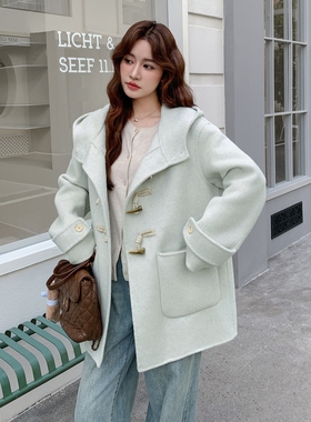 新款现 货！冬季浅绿色牛角扣中长款连帽羊绒大衣D911-P260K348