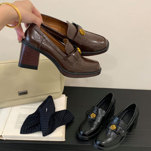 法式复古山茶花扣圆头一脚蹬粗跟高跟鞋女英伦风小皮鞋JK制服单鞋