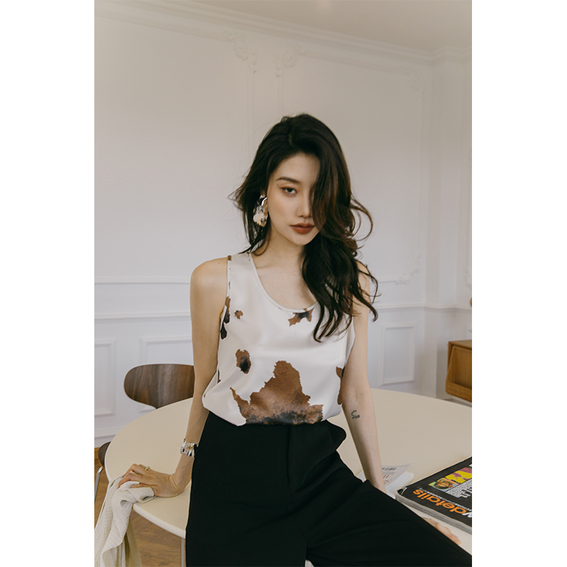 Rosebanks 最近爱上奶牛纹 可甜可咸的动物纹印花直筒宽松小背心