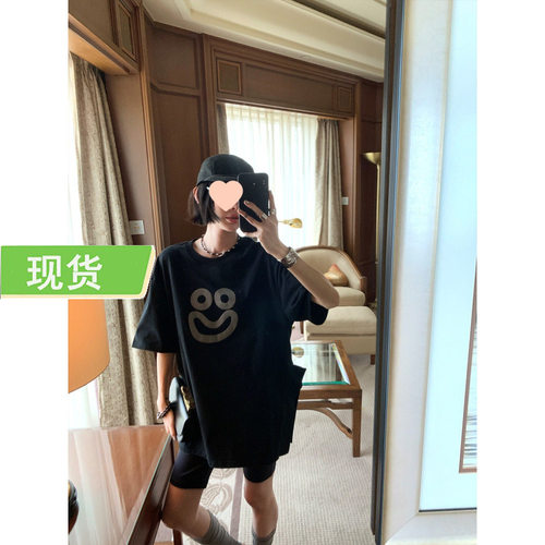 Mona张绮贤 oversize简约搞怪趣味印花侧开衩落肩中袖笑脸T恤两色