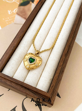 INS拉丝纹理镶嵌祖母绿色爱心形吊坠项链锁骨链钛钢镀金复古气质