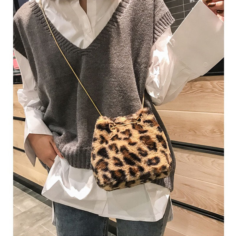 毛绒包女斜挎2018新款秋冬韩国豹纹水桶链条迷你小毛毛绒女包