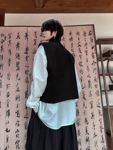 新中式山本风无袖坎肩盘扣马甲男女同款马夹发型师马褂H2097P90,黑色松糕凉鞋搭配黑色长袜图片