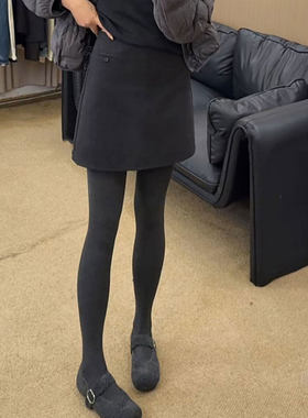 灰色高级感毛呢半身裙女2025新款冬装超飒短裙遮胯显瘦a字包臀裙