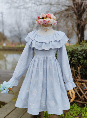 兔子大人｜手作服 奶乖蓝色刺绣花枝双层披肩领高腰长袖连衣裙