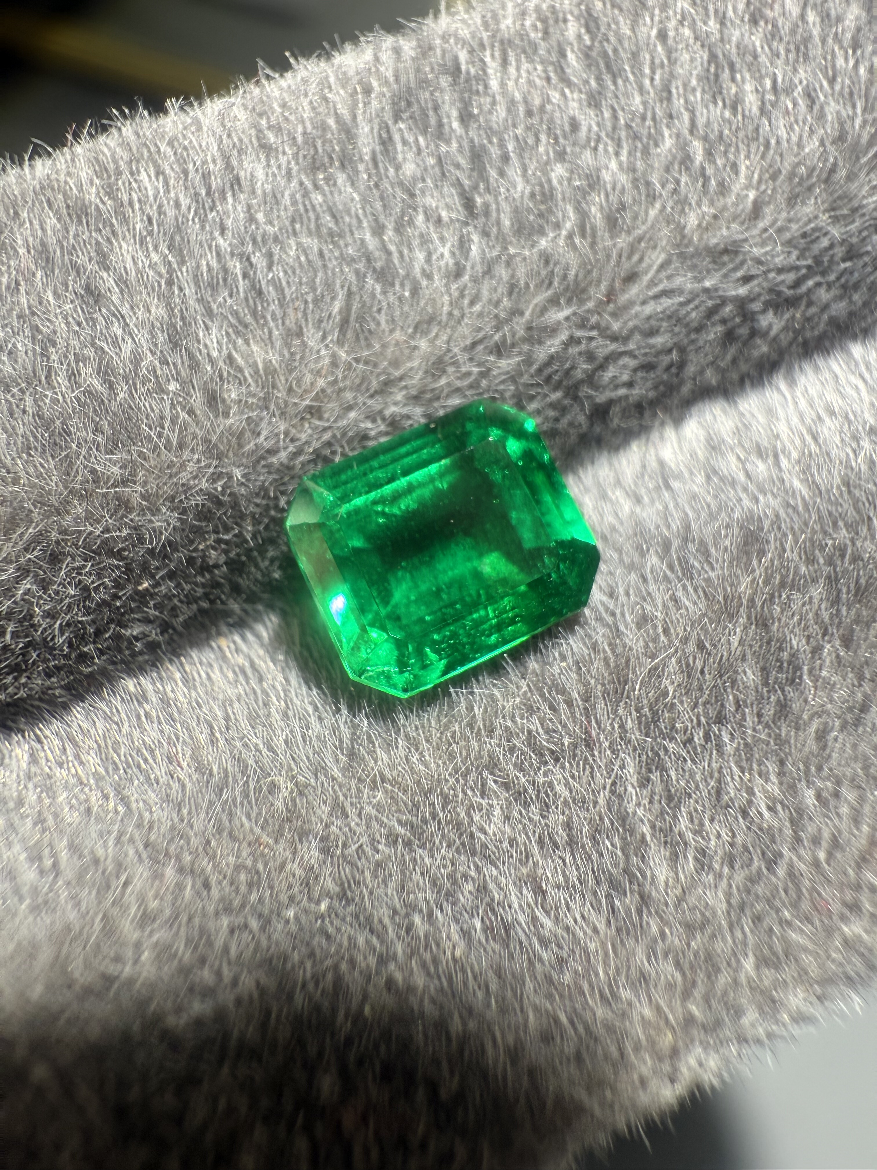 哥伦比亚祖母绿无油木佐色1.71克拉古柏林和GIA双证