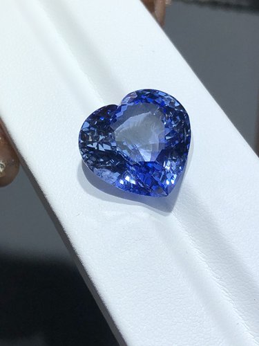 天然蓝宝石玻璃体22.6克拉稀有宝石之一