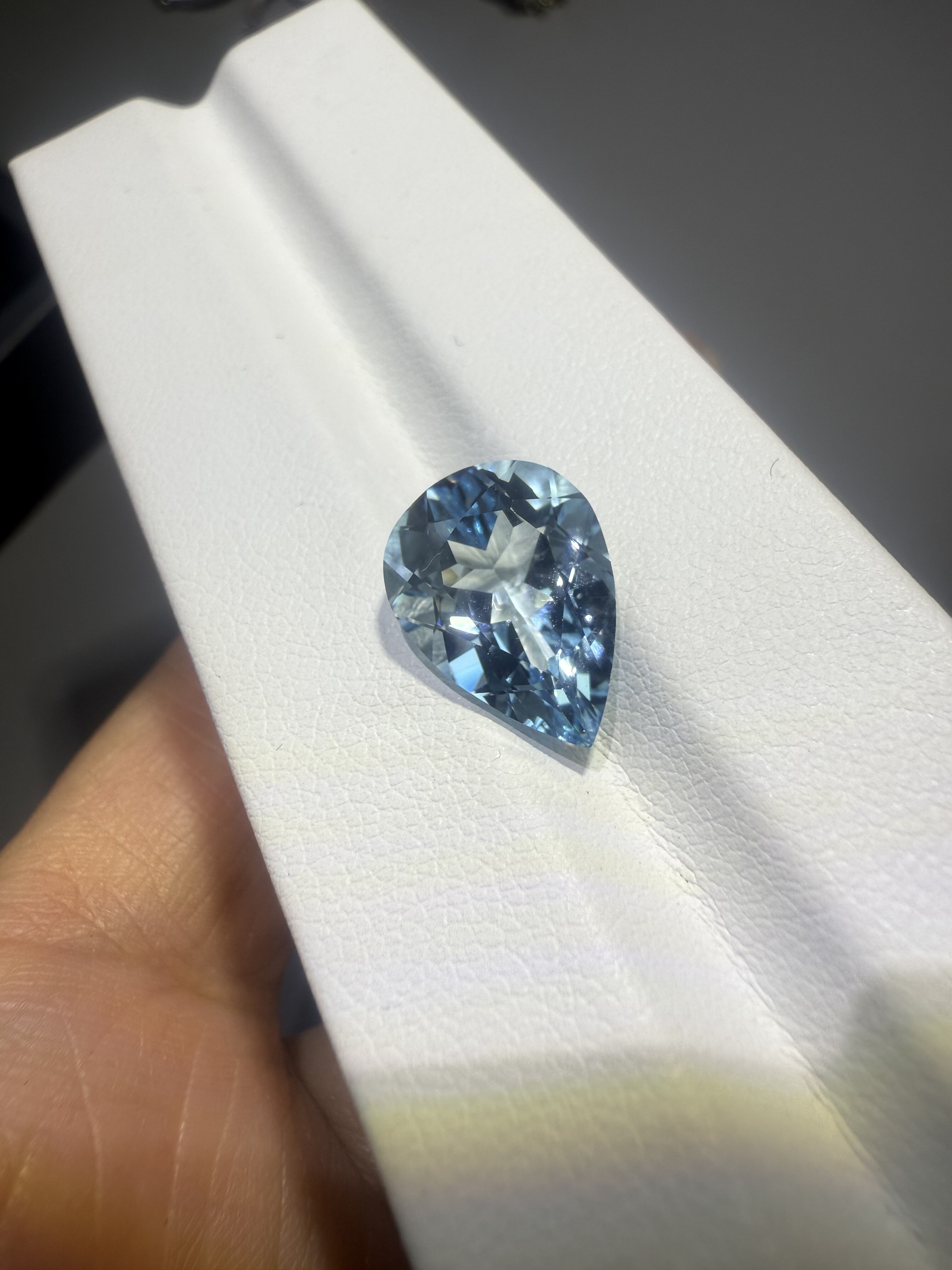 天然海蓝宝石圣玛利亚色全净无瑕水滴切割4.727克拉
