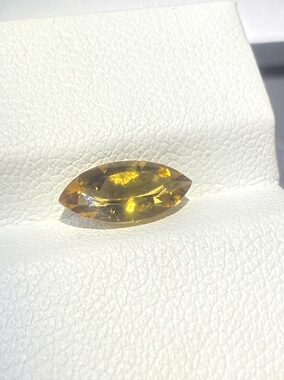 天然黄色碧玺0.88克拉特价5*10马眼