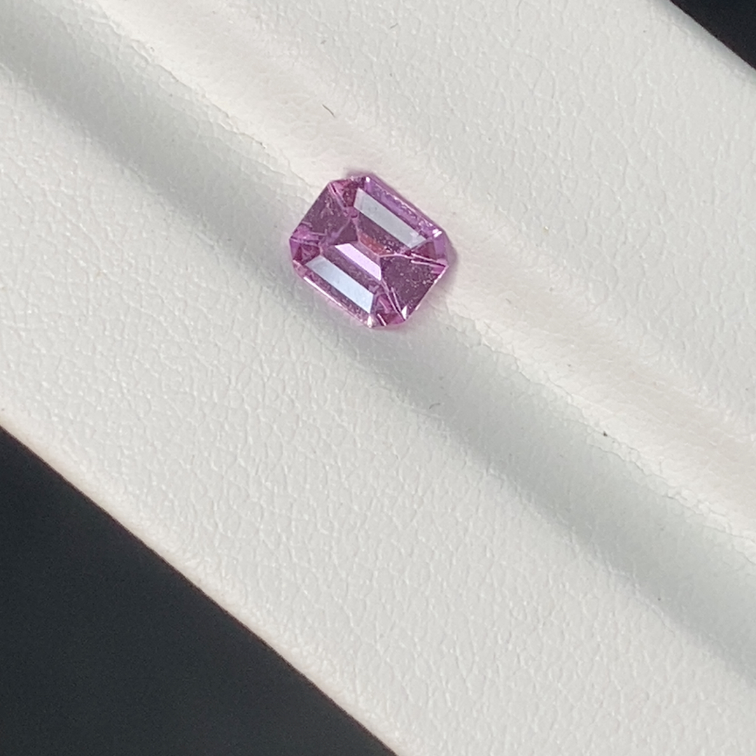 天然无烧粉色蓝宝石0.8克拉