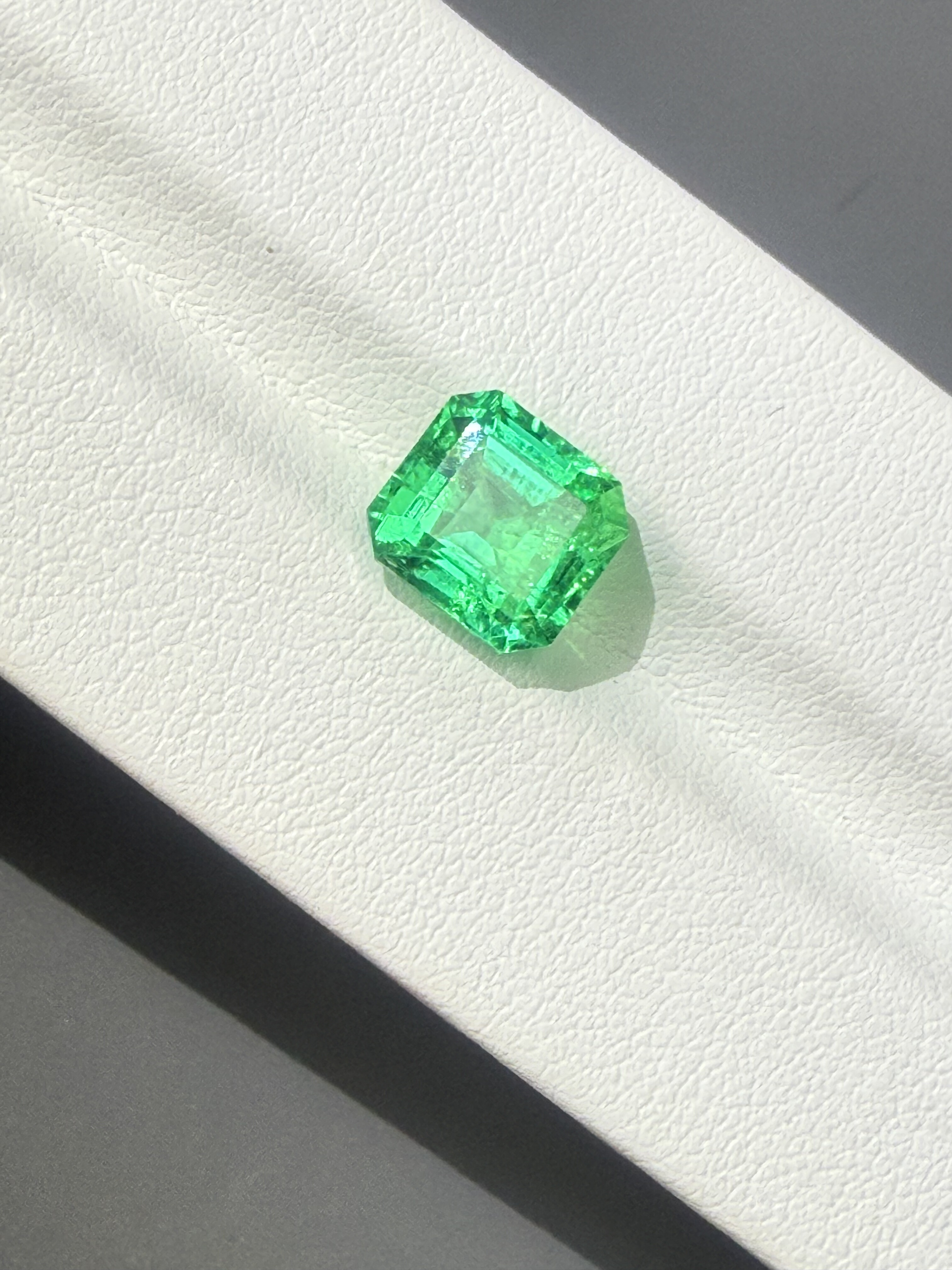 天然祖母绿2.84克拉精切