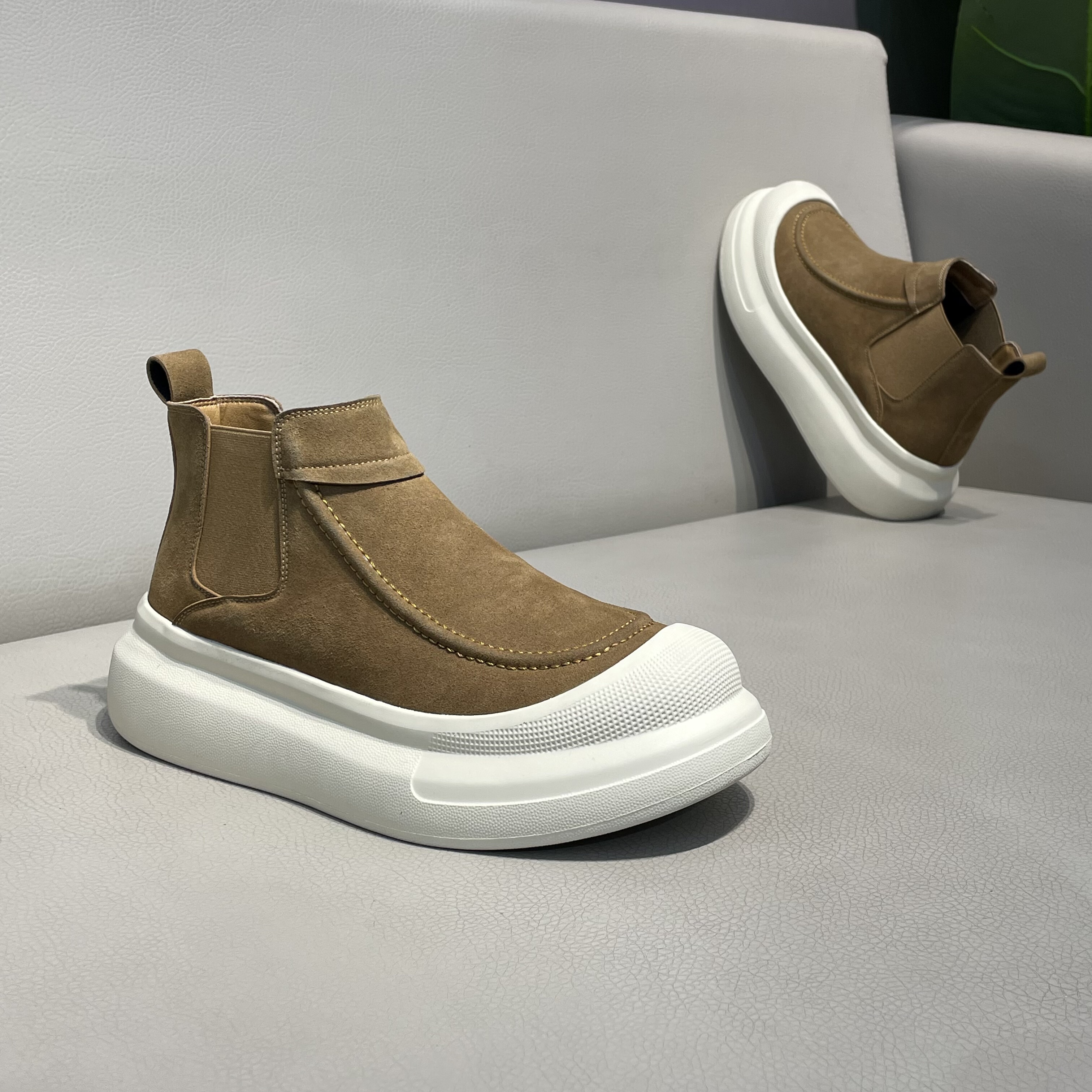 2025新款男鞋时尚百搭舒适透气马丁靴复古厚底增高皮面潮流运动鞋