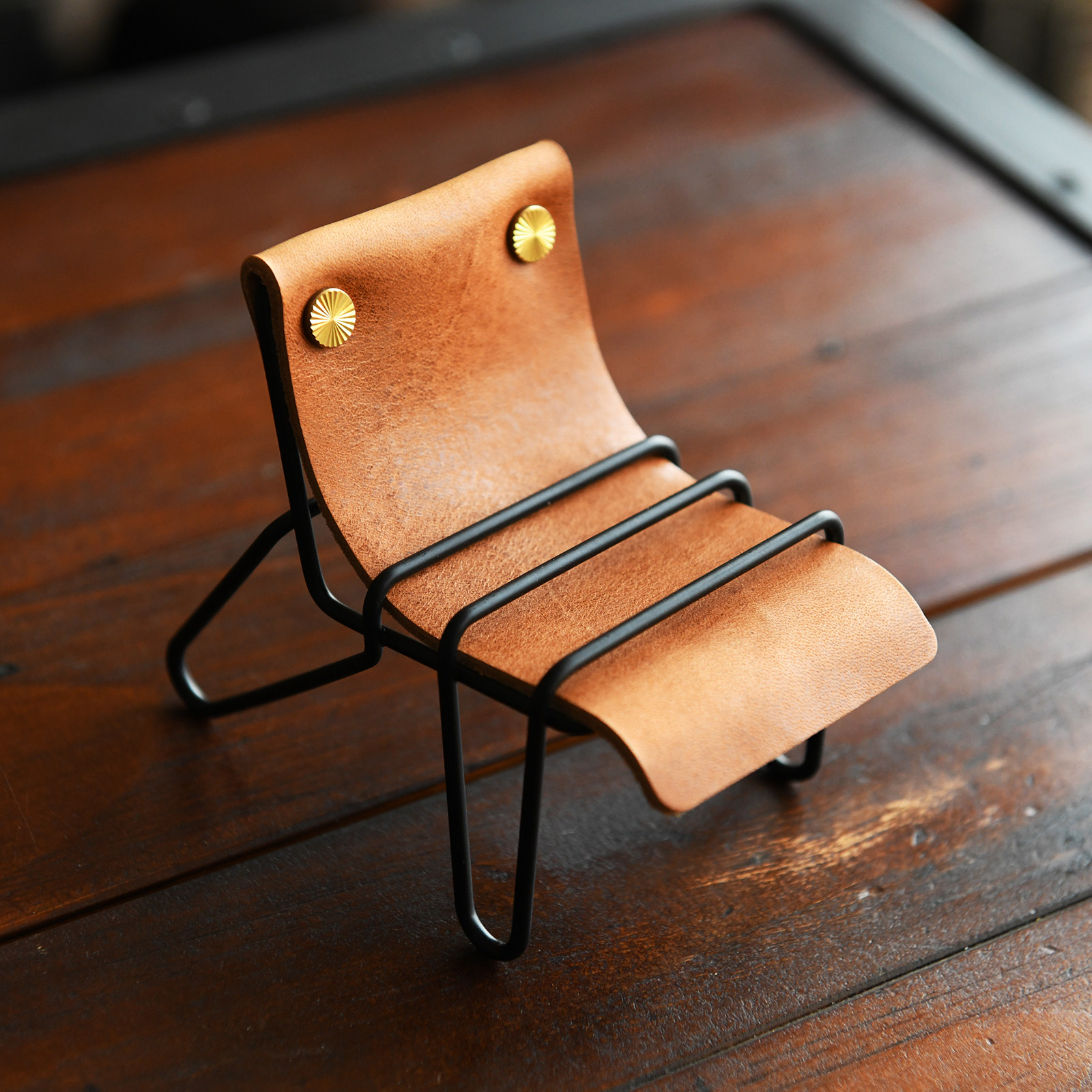 牛皮铁艺手机支架 个性设计桌面真皮趣味摆件手机座椅 创意手机架