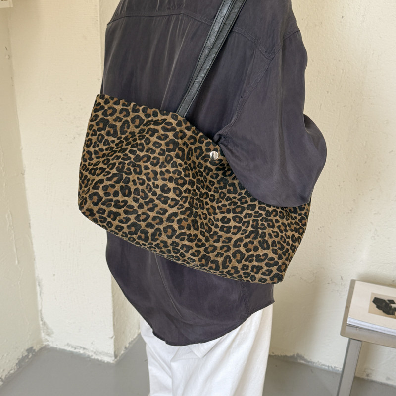 休闲女手拎包秋款豹纹帆布包女2026新款大容量百搭通勤单肩托特包
