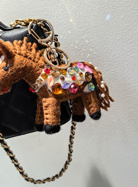 LERYAE韩国进口配饰毛毡马年小马贵宾小狗施S水钻包挂钥匙扣