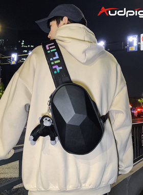 儿童斜挎包男孩外出旅游小背包旅行初中学生帅气青少年小学生胸包