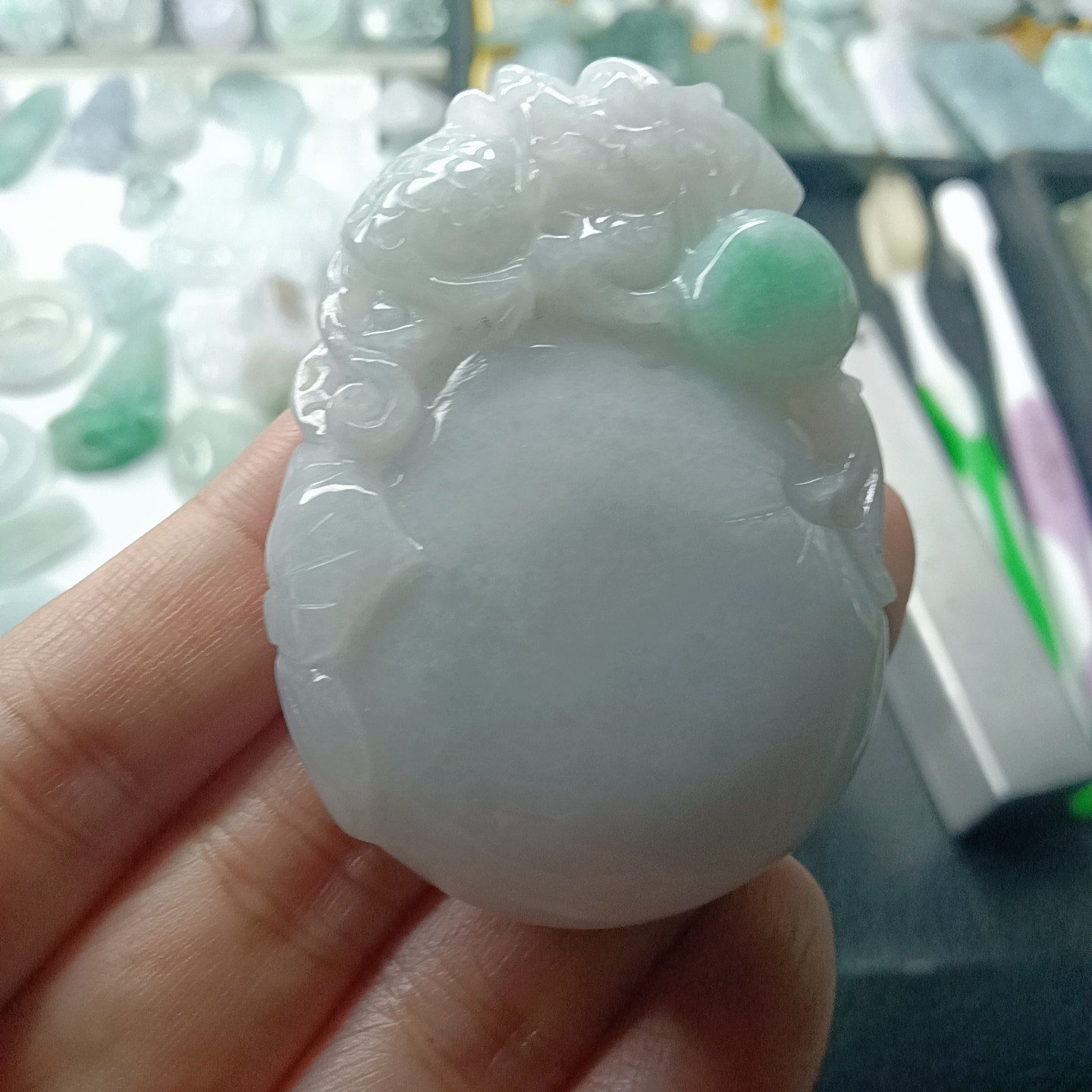 缅甸天然翡翠A货。手工精雕飘阳绿麒麟献寿尺寸56.3/40.4/12.4mm
