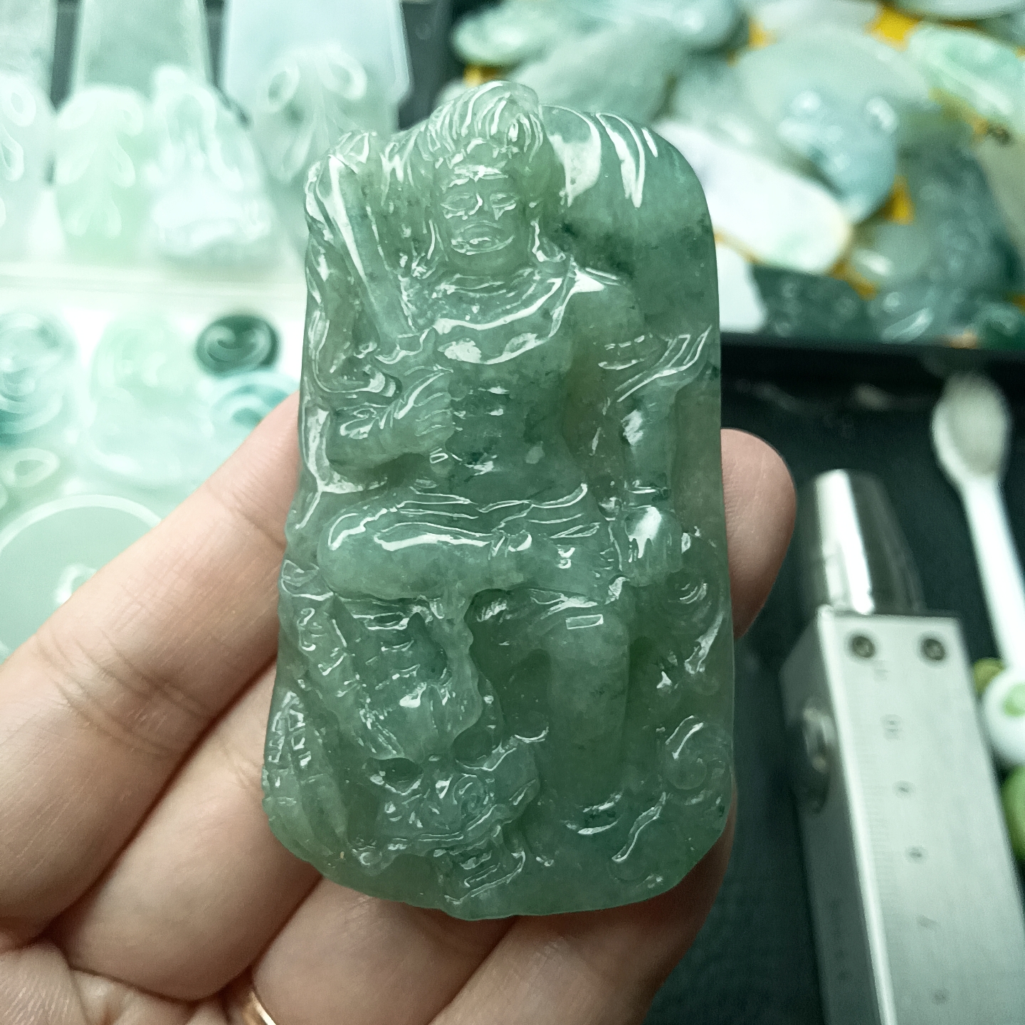 缅甸天然翡翠A货冰油青飘花不动明王吊坠