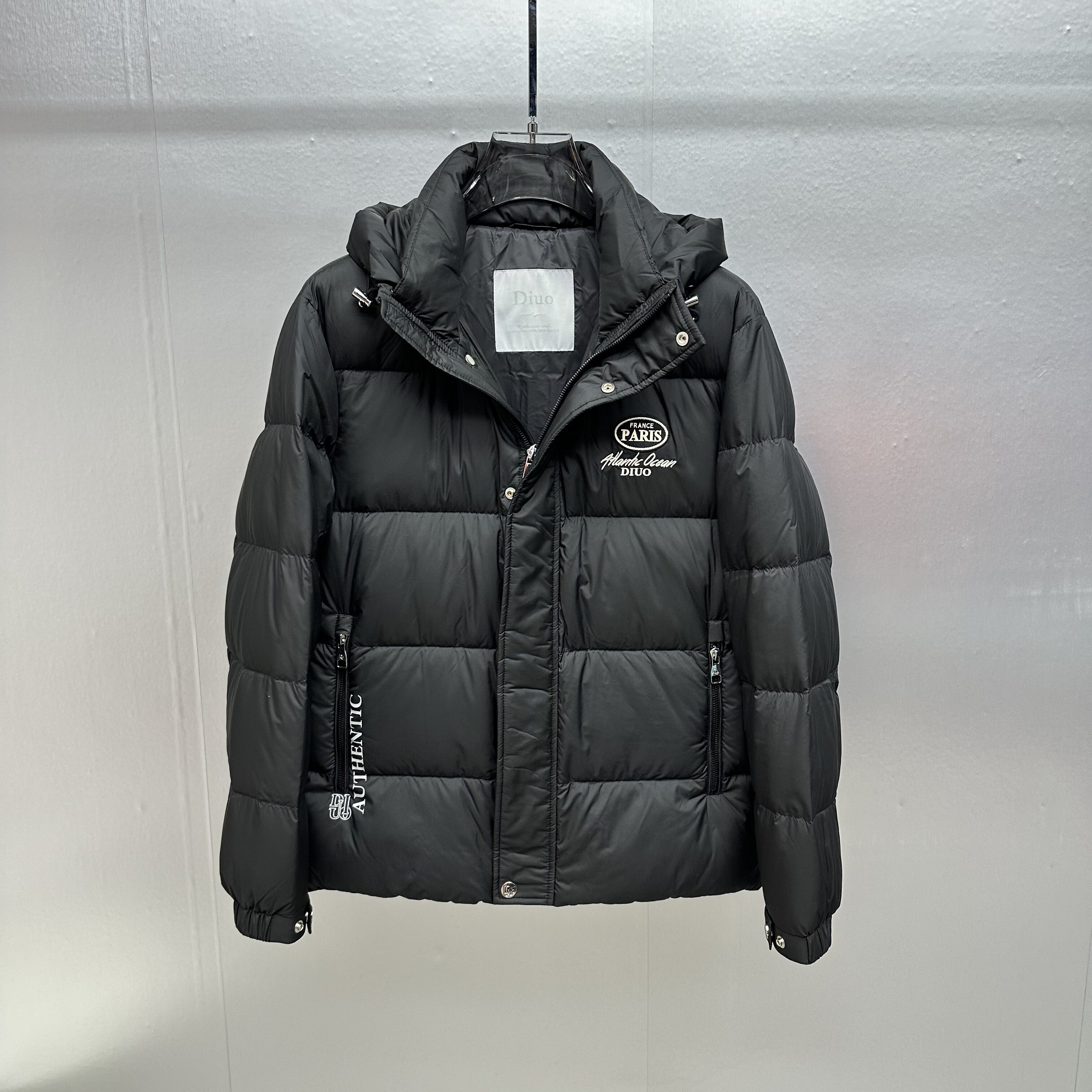 轻奢系潮牌风连帽羽绒服男士黑色徽章字母刺绣轻薄白鸭绒夹克外套