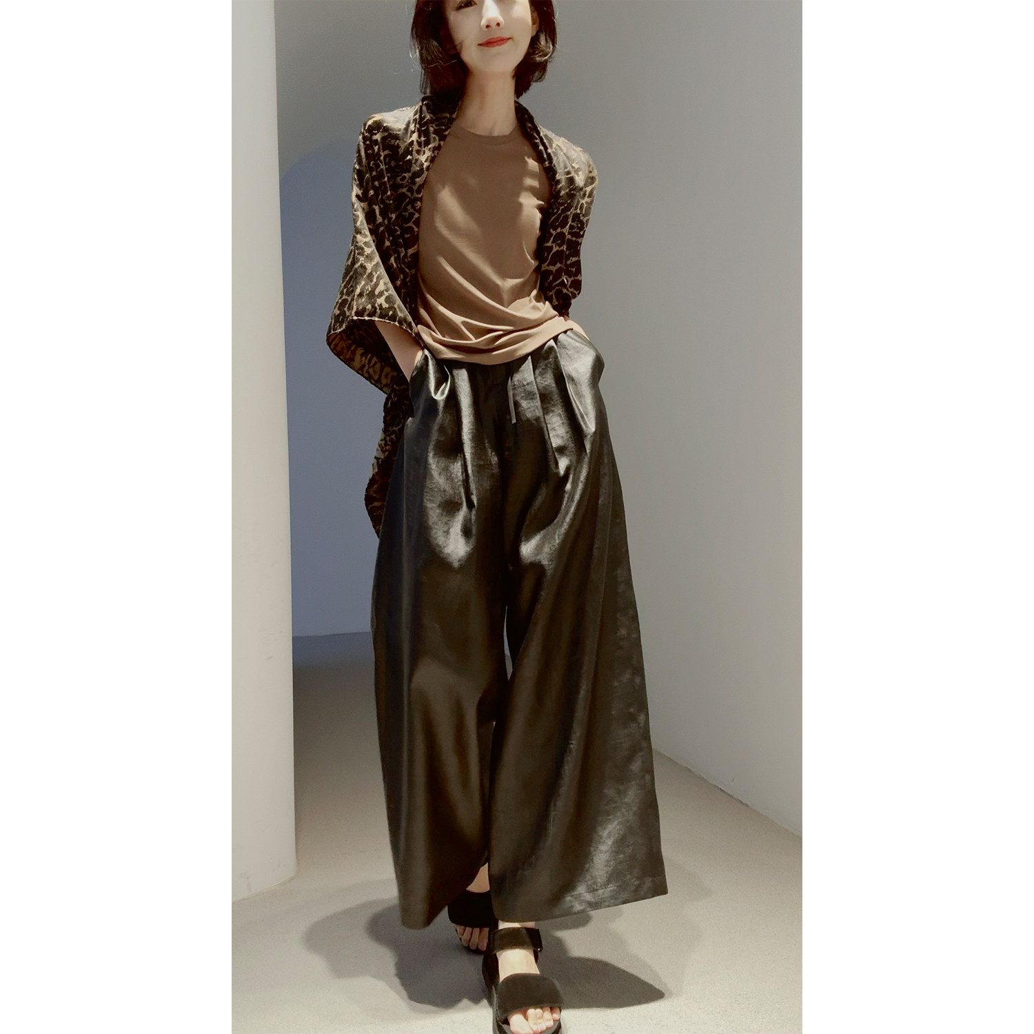 26新【丝羊毛/双面异色提花/细腻柔滑】时髦豹纹/多用~大/小方巾