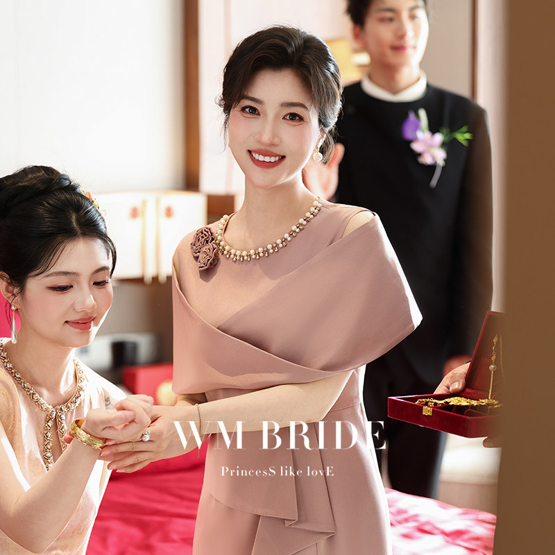 高级感轻奢喜婆婆婚宴礼服2026新款粉色气质妈妈装正式场合连衣裙