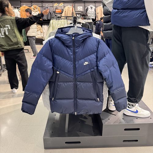 耐克轻盈保暖连帽羽绒服