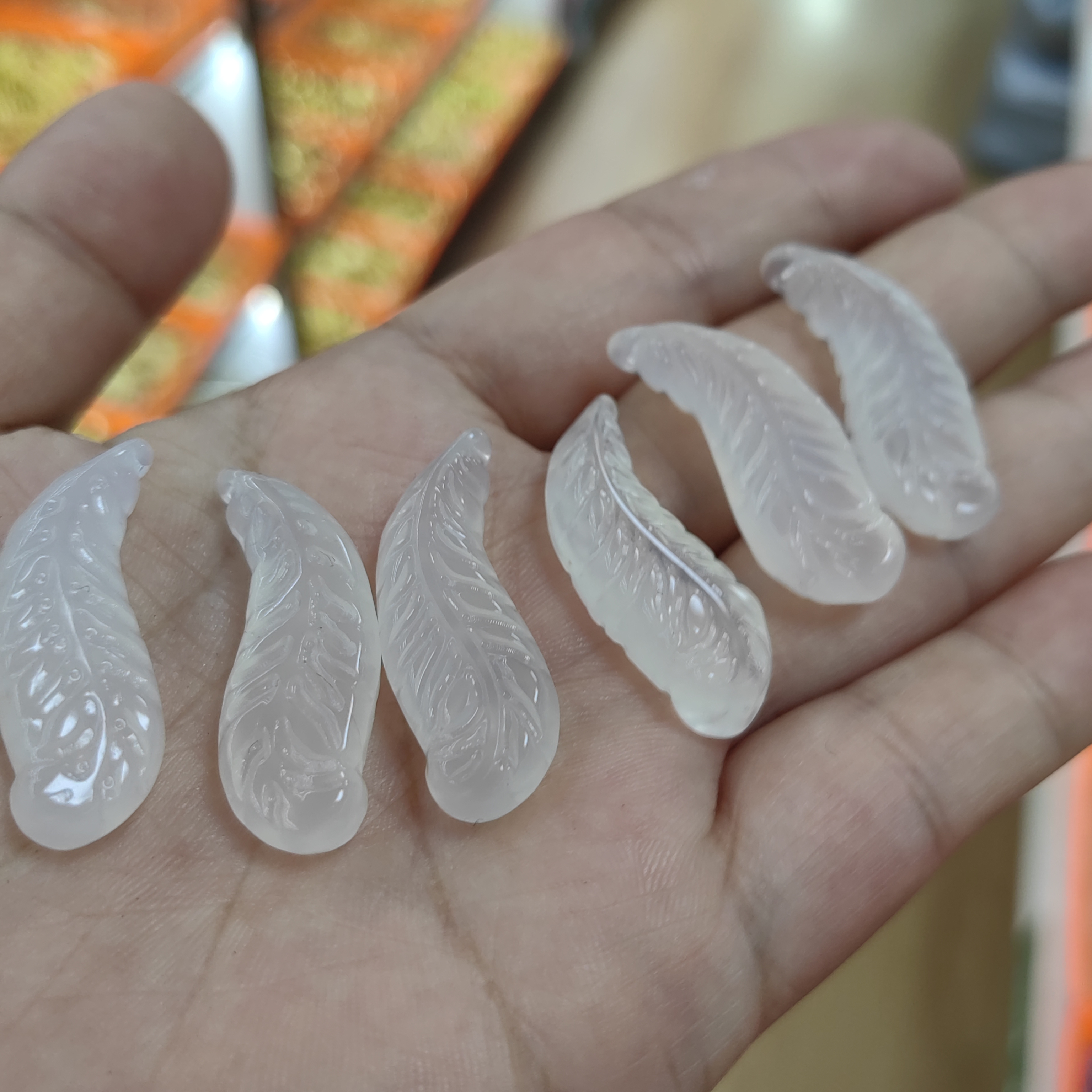 天然白玛瑙翠鸟羽毛吊坠