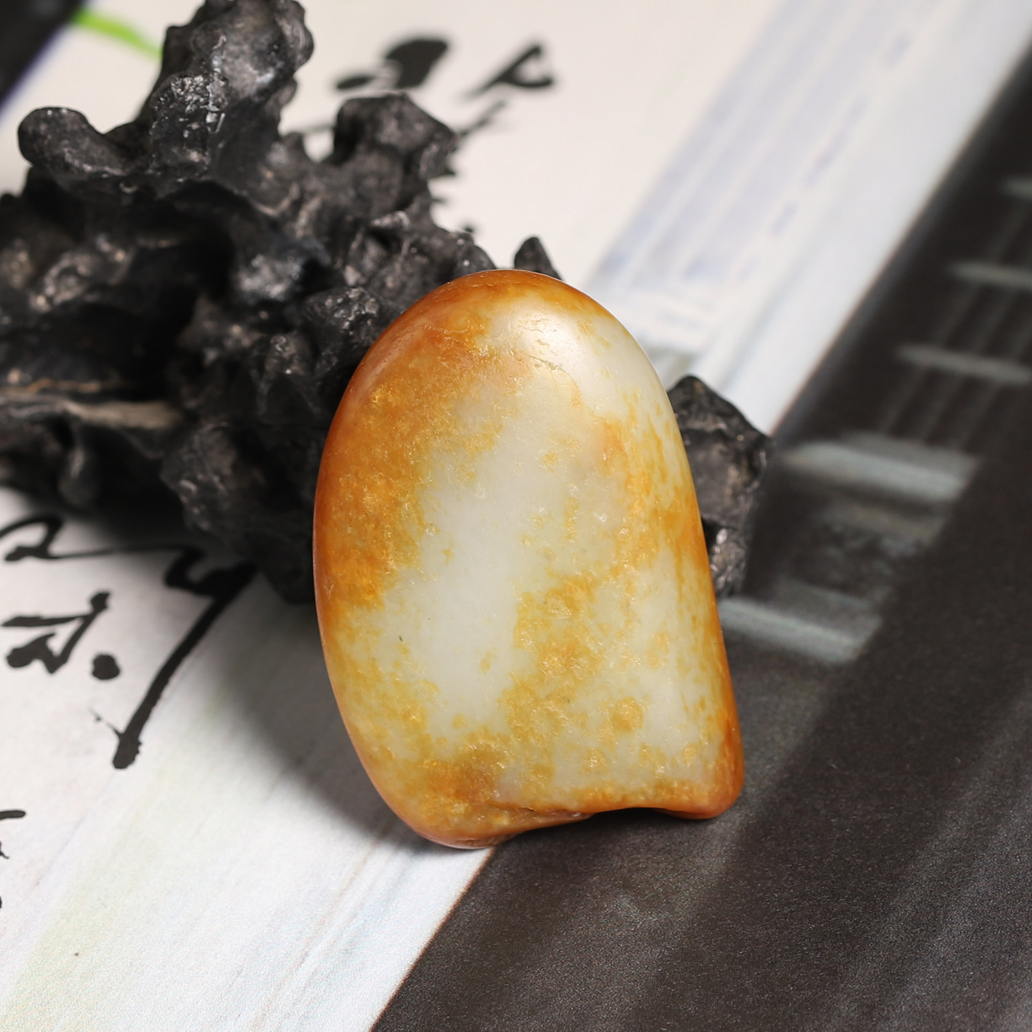新疆天然和田玉籽料洒金红皮无修独籽原石牌子形吊坠带鉴定证书