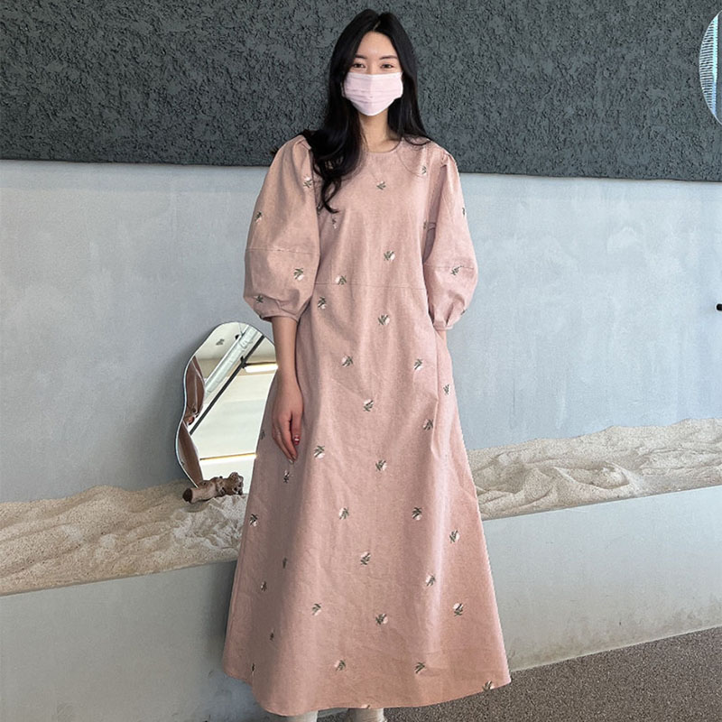韩国chic2026秋季新款甜美圆领小雏菊刺绣宽松气质七分袖连衣裙女