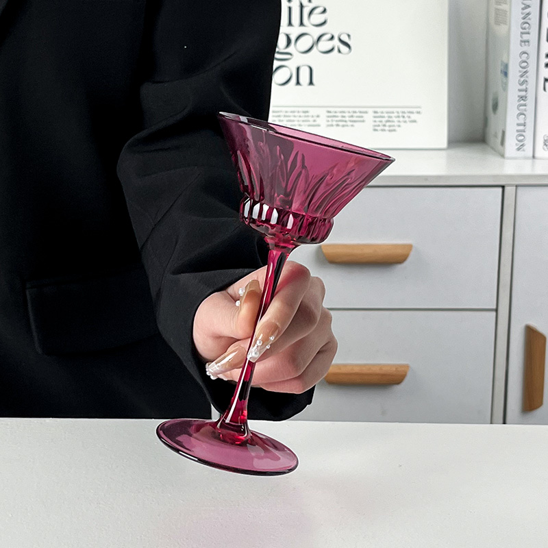 创意玫红刻花鸡尾酒杯