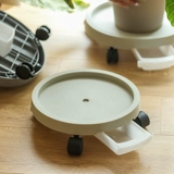 Принесите лоток с тормозным цветочным горшками, чтобы подключиться к подносу с водным подносом, чтобы перемещать пластиковые густого семянного зеленого основания с колесами